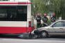 Uderzył w autobus. Ciężarna kobieta pojechała do szpitala