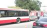 Uderzył w autobus. Ciężarna kobieta pojechała do szpitala
