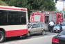 Uderzył w autobus. Ciężarna kobieta pojechała do szpitala