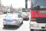 Uderzył w autobus. Ciężarna kobieta pojechała do szpitala