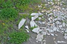 Szkodliwy azbest od pięciu tygodni leży na drodze