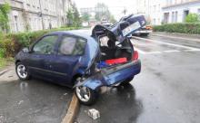 BMW wjechał w Renault. Sprawca zbiegł