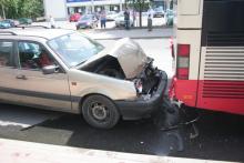 Uderzył w autobus. Ciężarna kobieta pojechała do szpitala