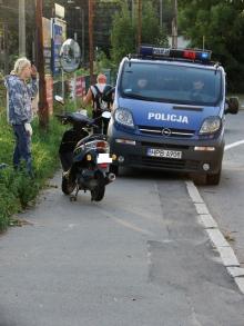 Wpadli w poślizg skuterem