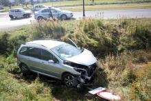 Uderzyła w auto, staranowała znak i wjechała do rowu