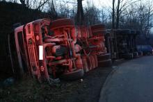 Tir wypadł z drogi na Kapeli