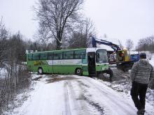 Autobus zablokował drogę