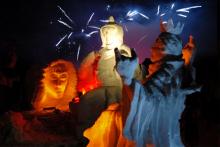 W poprzednich latach wieczornym prezentacjom najlepszych rzeźb ze śniegu towarzyszyły efektowne pokazy sztucznych ogni. 