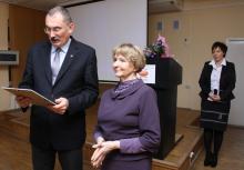 Dyrektor Stanisław Woźniak otrzymał certyfikat z rąk prof. dr hab. Anny Przondo-Mordarskiej. Fot. rob