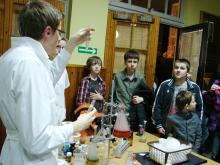Doświadczenia młodych chemików przyciagnęły wielu kandydatów na gimnazjalistów