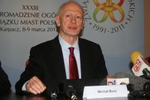 Minister administracji i cyfryzacji Michał Boni podczas dzisiejszej konferencji w Karpaczu. Fot. L. Kosiorowski