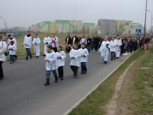 Na widok modlących się niektórzy klienci pobliskiego supermaketu przystawali. Inni nawet nie reagowali