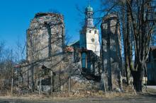 Jaką tajemnicę kryją ruiny kościoła ewangelickiego w Miszkowicach? W głębi kościół katolicki.Fot. zra