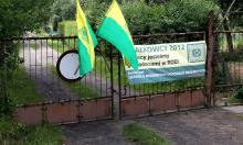 Transparenty pojawiły się na ogrodzeniach ogródków działkowych. Fot. ROB