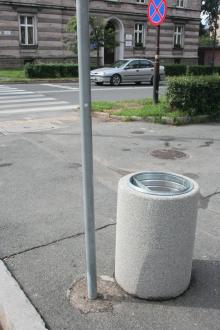 Wymieniają kosze, plastikowe na betonowe