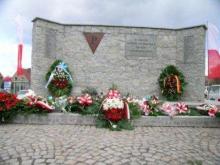 Urny pod pomnikiem