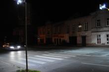 Skrzyżowanie ulicy Wolności z Mickiewicza. Widać jak snop światła oświetla tylko przejście, nie razi też kierowcy.
