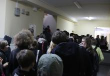 Dzisiaj o 7.57 przed szatnią była jeszcze spora kolejka. Fot. ROB