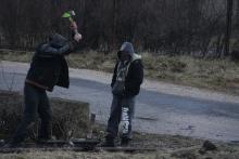 Złomiarze dzisiaj rano rozbierali bocznicę prowadzącą do tartaku w Sobieszowie. Fot. ROB