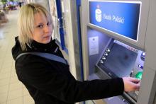- Do dzisiaj nie wiem, dlaczego pani w banku zniszczyła kartę, którą zatrzymał mi bankomat. Fot. GOK