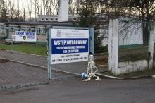 Stadion przez kilka lat użytkował klub KKS, potem AMW wypowiedziała mu umowę i wywiesiła tabliczkę takiej treści. Fot. KKS