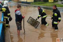 Strażacy udrażniali studzienki przy krajowej trójce w Wojcieszycach. Fot. GOK