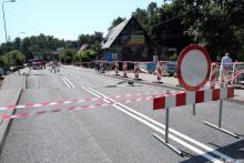 Podczas ubiegłorocznej powodzi most w Maciejowej zawalił się. Fot. GOK