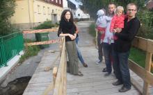 - Do domu możemy dojść tylko po kładce. O dojeździe nie ma mowy - mówią ludzie. Fot. ROB