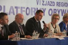 Poseł Jakub Szulc (w środku) złożył wniosek o unieważnienie sobotnich wyborów.  Fot. ROB