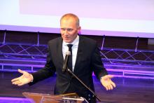 Rafał Jurkowlaniec podczas konferencji w Jeleniej Górze, inaugurującej nowy RPO.