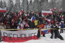 Podczas ubiegłorocznych zawodów pod skocznią w Harrachovie było biało-czerwono. Fot. ROB