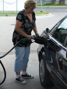Benzyna coraz tańsza