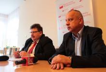 Piotr Paczóski (pierwszy z prawej) będzie kandydatem SLD na stanowisko prezydenta Jeleniej Góry. Fot. GOK