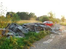 Rakotwórcze płyty wciąż leżą przy drodze