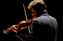 Podczas piątkowego koncertu wspólnie z jeleniogórską orkiestrą zagra znakomity skrzypek Szymon Krzeszowiec.