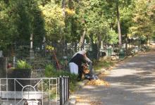 Sprzątają na cmentarzach albo zlecają sprzątanie