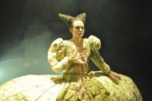 Jedyna wyrazista, dowcipna i pełna energii na scenie jest Anna Ludwicka-Mania. Fot. Szymon Bogacz/Teatr C.K.Norwida