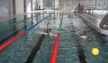 Nauka pływania nie dla przedszkolaków. Kto skorzysta?