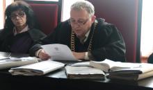 Sędzia Sądu Okręgowego w Jeleniej Górze Marek Buczek odczytuje wyrok.