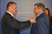 Wojewoda dolnośląski Tomasz Smolarz (po lewej) odznacza Kazimierza Lewaszkiewicza. Fot. DUW