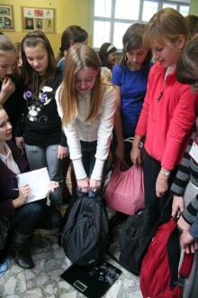 Akcja Nowin i nj24.pl – ważymy plecaki uczniów