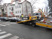Stwarzają zagrożenie parkując na przejściu