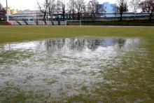 Na stadionie znów woda, ale mecz się odbędzie