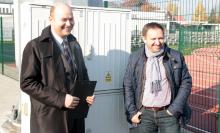 Miłosz Sajnog (po lewej) ponownie pracuje w Termach Cieplickich. Po prawej - prezes spółki Zbigniew Kubiela.