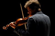 Podczas piątkowego koncertu wspólnie z jeleniogórską orkiestrą zagra znakomity skrzypek Szymon Krzeszowiec