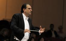 Koncert pełen przebojowych walców batutą poprowadzi grecki dyrygent Haris Iliadis