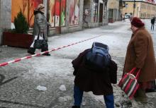 Niebezpiecznie w centrum miasta, śnieg zagraża przechodniom
