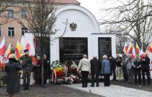 Tablice Smoleńskie odsłonięte z wojskowym ceremoniałem