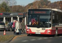 We Wszystkich Świętych na cmentarz autobusem