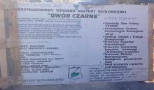 Tablica  Dworu Czarne odnaleziona... w płocie